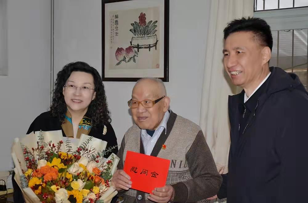 濟(jì)南產(chǎn)發(fā)集團(tuán)黨委副書記、總經(jīng)理黃蓓走訪慰問(wèn)離休老干部、老黨員
